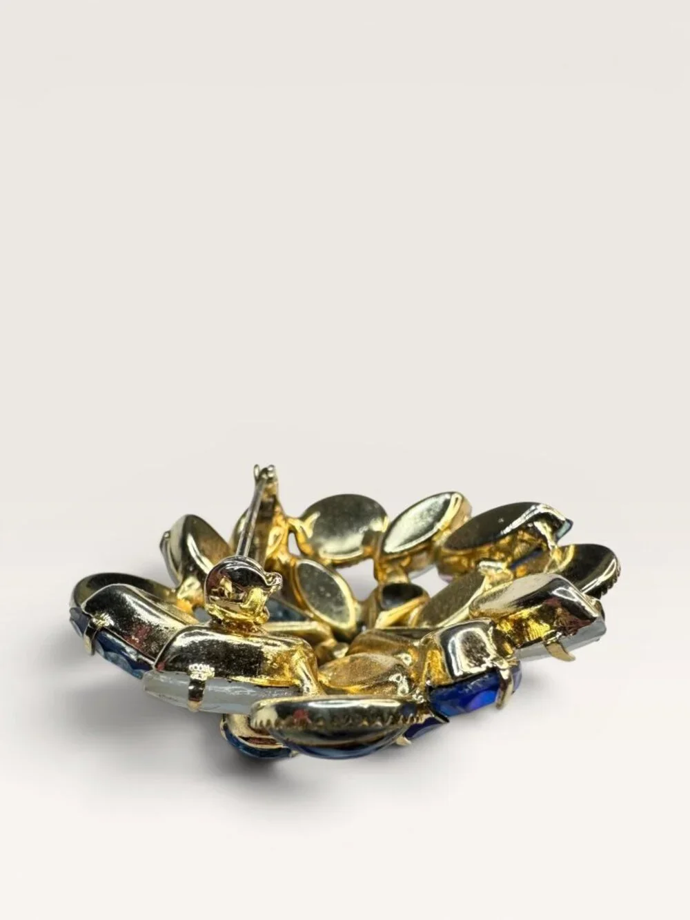 1950s Blue White Art Glass Crystal Cluster Brooch Gold Tone Statement Vintage